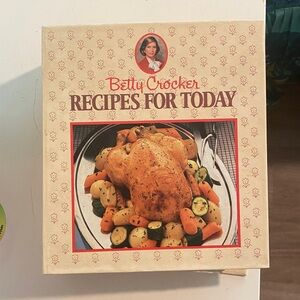 MINT CONDITION VTG Betty Crocker Cream and Red Recipe Book